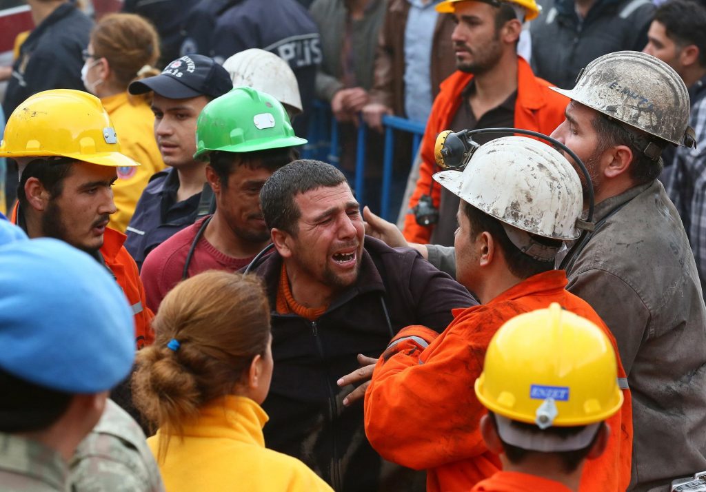 Soma’da 301 madenciyi katlettiler, Akhisar’da da hukuku…