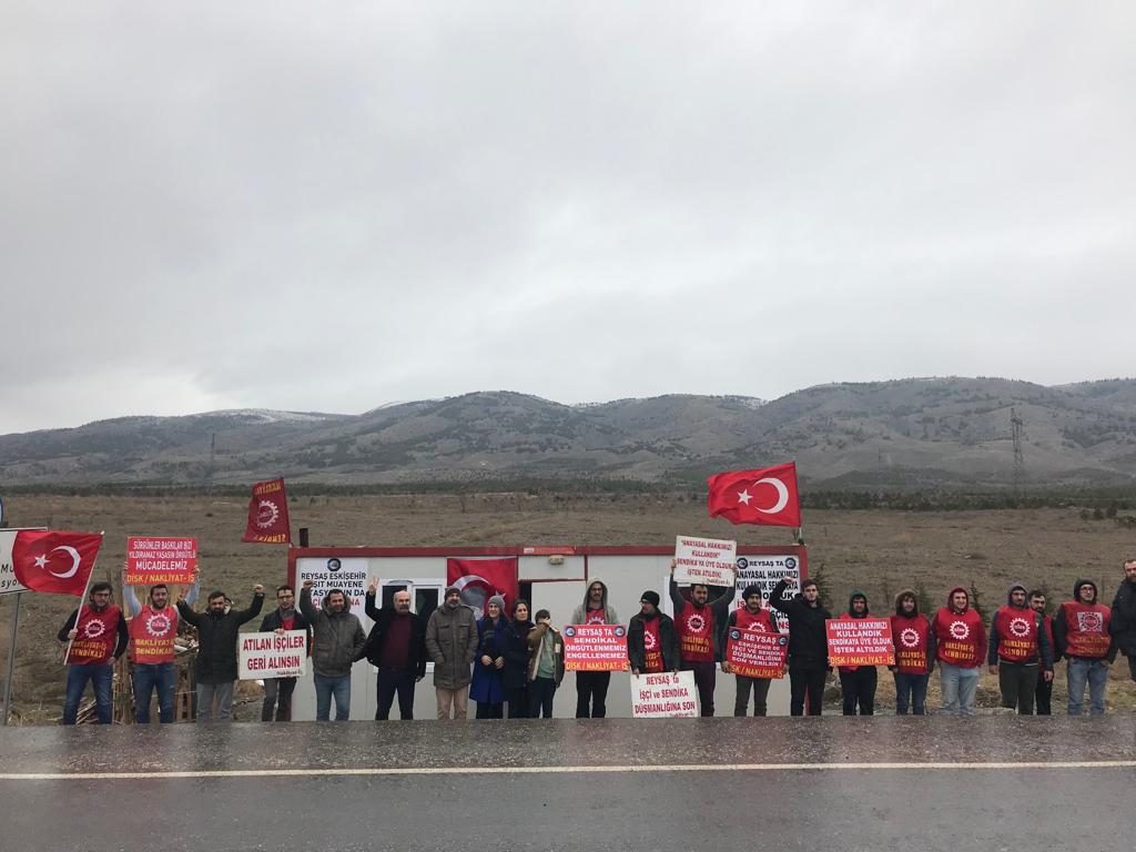Her sözüne başta İşçi Sınıfımız gelmek üzere diye başlayan Hikmet Kıvılcımlı’nın öğrencileri HKP’liler, yine Hikmet Kıvılcımlı’nın öğrencilerinin önderlik ettiği Direnişi ziyaret ettiler