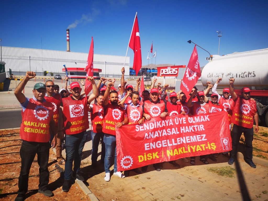 PETLAS/AKO İşçileri :  “Biz sendikaya, bu adamlar lastik olmadığımızı ya da lastiğin bir parçası değil insan olduğumuzu anlasınlar diye üye oluyoruz”