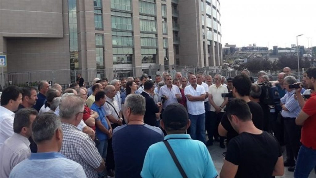 Nakliyat-İş’ten: 11 yıldır gasp edilen Tazminatlarını alamayan Uzel İşçileri  Çağlayan Adliyesi önünde Uzel Fabrikası’nın hileli satışını protesto ederek  “Uzel Fabrikasının Hileli Satışıyla Tazminatlarımızın  Gasp Edilmesine İzin Vermeyeceğiz” dediler