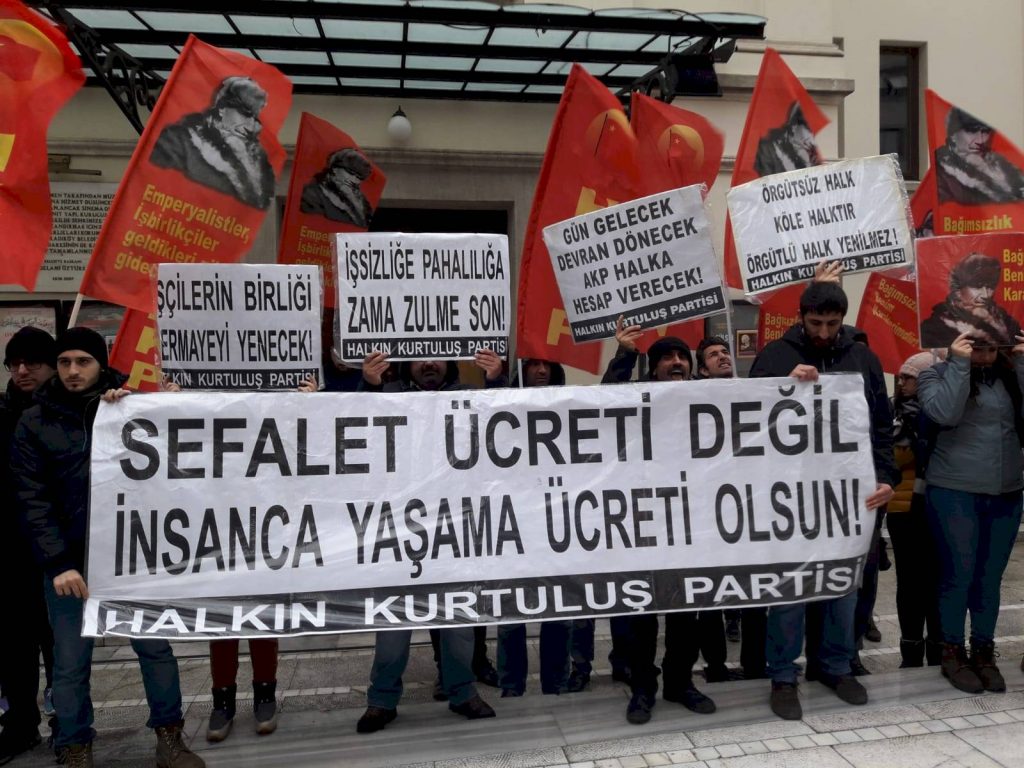 AKP Hükümeti, Parababaları ve Sarı Sendikacılar  İşçi Sınıfına hayâsızca reva gördükleri Sefalet Ücretini dayatmaya, Halkımıza ihanet etmeye devam ediyor