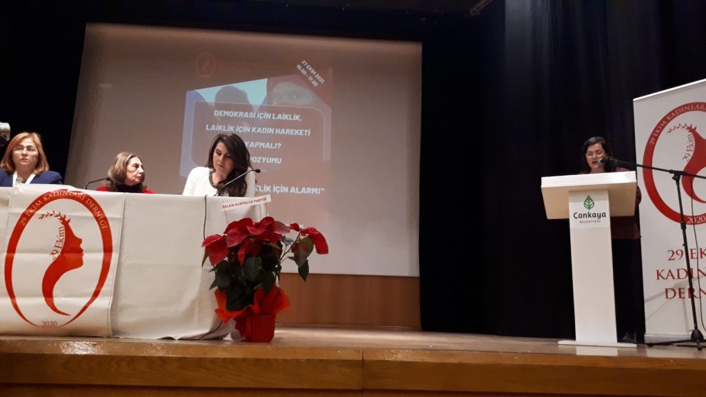 Kurtuluş Partili Kadınlar olarak, 29 Ekim Kadınları Derneği’nin düzenlediği “Demokrasi İçin Laiklik, Laiklik İçin Kadın Hareketi Ne Yapmalı?” Sempozyumuna katıldık